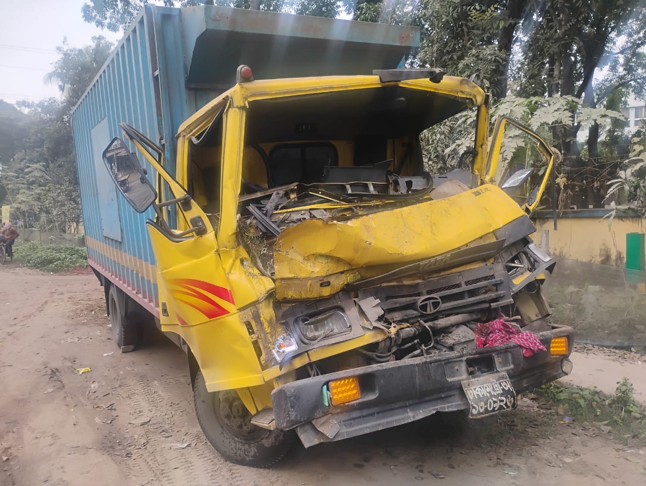 বড়াইগ্রামে দাঁড়িয়ে থাকা ট্রাকের পেছনে কাভার্ডভ্যানের ধাক্কা, নিহত ২