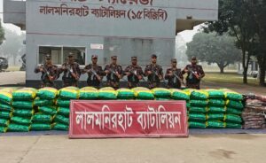 পুলিশের দু'দফা তল্লাশির পর ছেড়ে দেওয়া গাড়ি থেকে ভারতীয় জিরা ও সাল কাপড় জব্দ