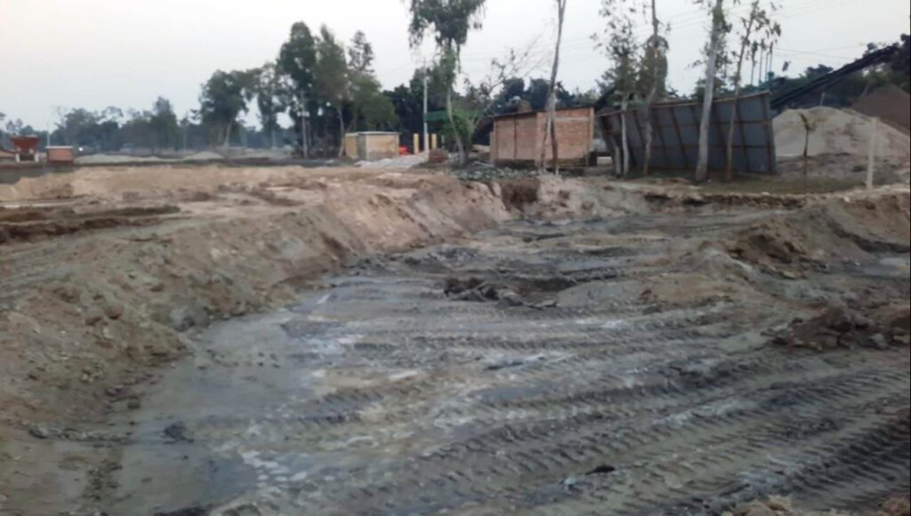 সোনাহাট স্থলবন্দরে ব্যবসা প্রতিষ্ঠান থেকে মাটি কাটার অভিযোগ,