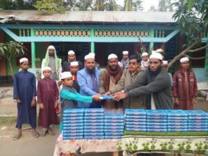 গরীব ছাত্রদের হাতে পৌঁছালো ৫০টি কোরআন শরীফ