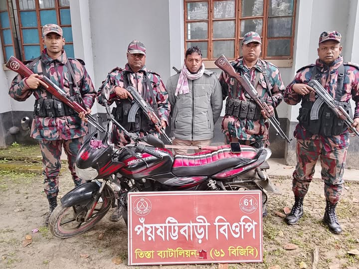 পাটগ্রাম সীমান্তে বিজিবির অভিযানে বহিষ্কৃত সাবেক শিবির নেতা আটক