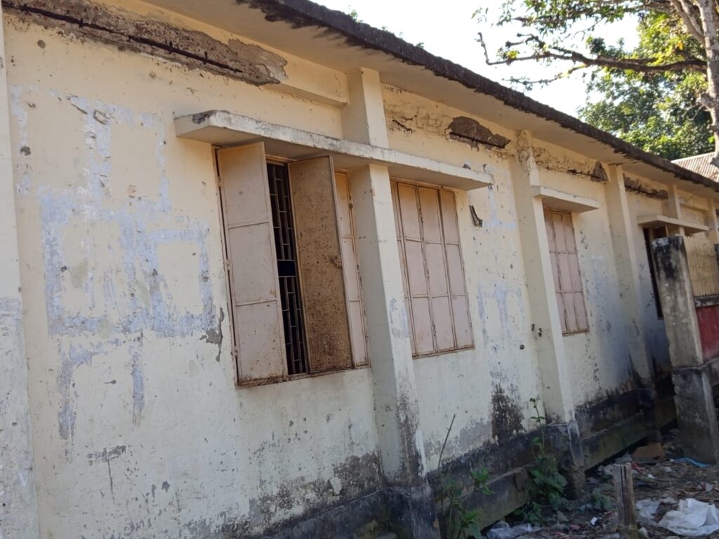 চিলমারীতে জীর্ণ ও ঝুঁকিপূর্ণ ভবনে পাঠদান, নতুন ভবন নির্মাণের দাবিতে উদ্বিগ্ন শিক্ষার্থী-অভিভাবক