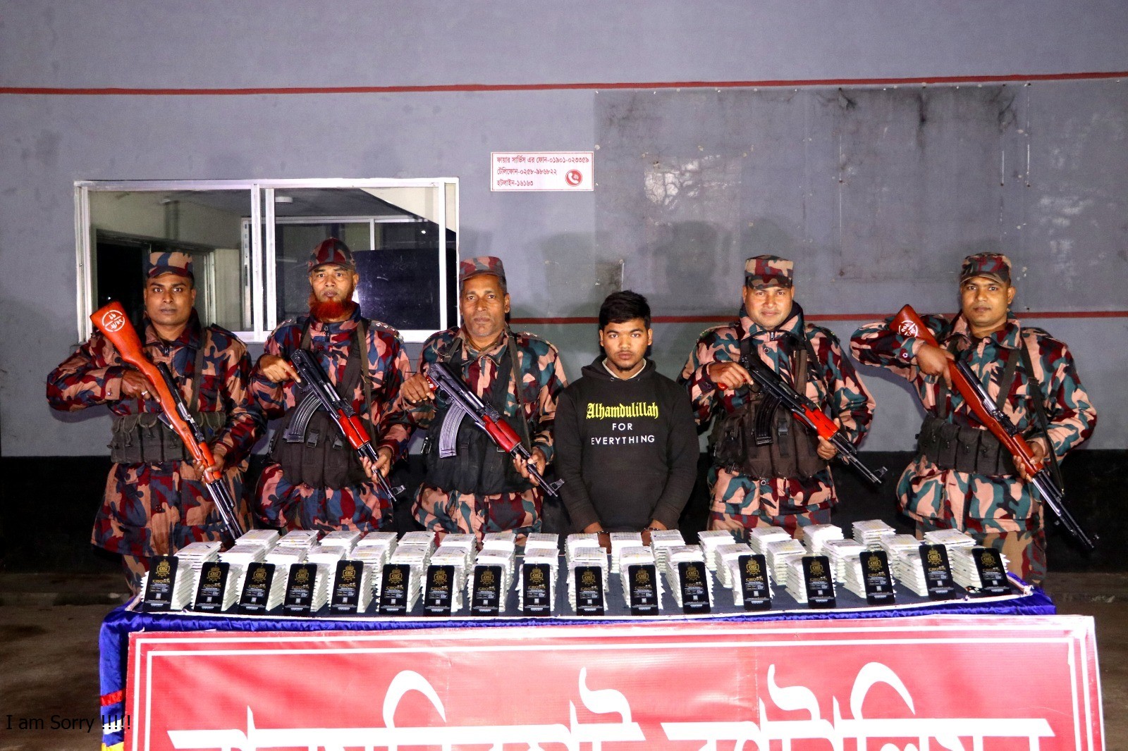 লালমনিরহাটে বিজিবির অভিযানে ১০৪৮টি ভারতীয় মোবাইল ডিসপ্লে উদ্ধার, একজন আটক