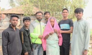 রক্তরেখা ব্লাড ব্যাংকের উদ্যোগে খানসামায় শীতবস্ত্র বিতরণ