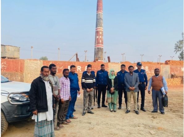 উলিপুরে অবৈধভাবে মাটি সংগ্রহ করার অপরাধে দুই ইট ভাটায় জরিমানা।