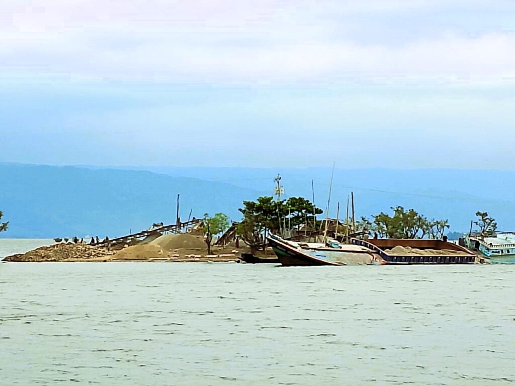 প্রকৃতি রক্ষায় নতুন পদক্ষেপ নিল সরকারসংরক্ষিত জলাভুমি টাঙ্গুয়ার হাওর ঘিরে সারি সারি পাথর ভাঙার ক্রাশার মেশিন