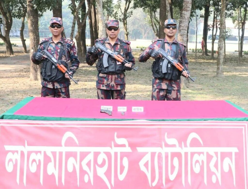 লালমনিরহাটের মোগলহাট সীমান্তে বিজিবির বিশেষ অভিযানে ইউএসএ তৈরী বিদেশী পিস্তল ও গুলি উদ্ধার