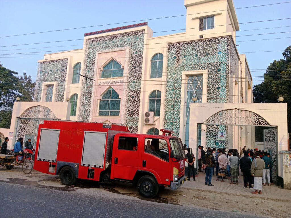 লালমনিরহাটে মডেল মসজিদে আগুন 