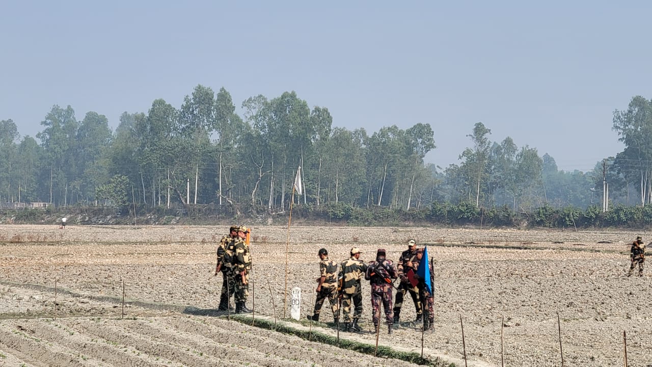 ফুলবাড়ী সীমান্তে বিএসএফের সড়ক নির্মাণ স্থগিত, ১৩ জানুয়ারি পর্যন্ত কাজ না করার আশ্বাস দিল বিএসএফ