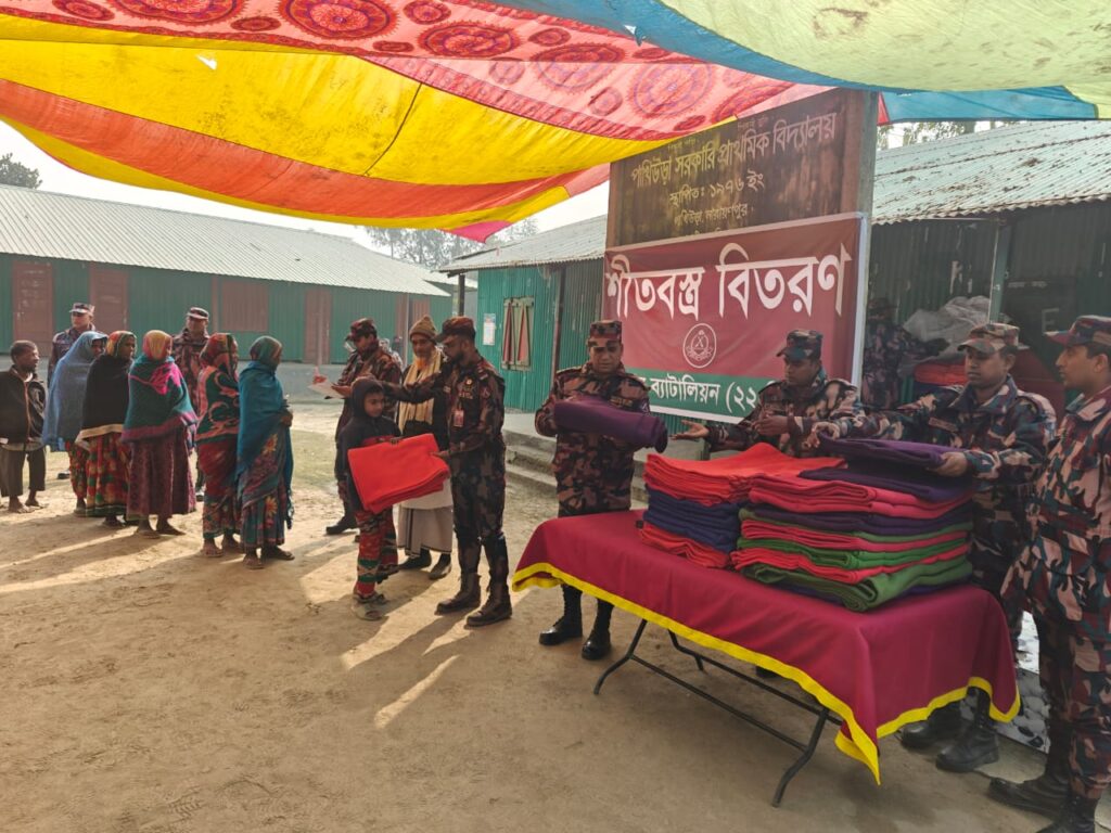 কুড়িগ্রাম ব্যাটালিয়ন (২২ বিজিবি)'র উদ্যোগে সীমান্তবর্তী শীতার্ত মানুষের মাঝে শীতবস্ত্র বিতরণ
