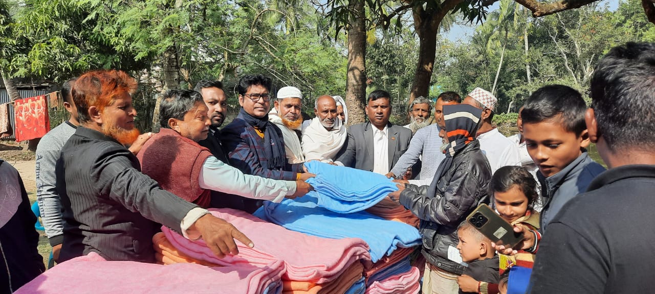 পাবনার দুবলিয়ায় বীর মুক্তিযোদ্ধা সোবহান খান ফাউন্ডেশনের উদ্যোগে কম্বল বিতরণ