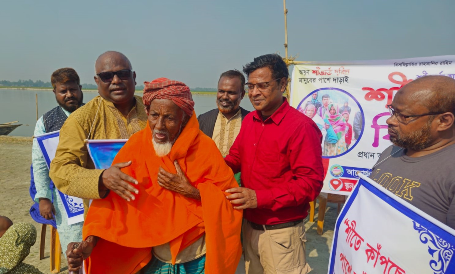 নাগেশ্বরীর মহসীনের চরে ২শত শীতার্ত মানুষের মাঝে চর উন্নয়ন কমিটির কম্বল বিতরন