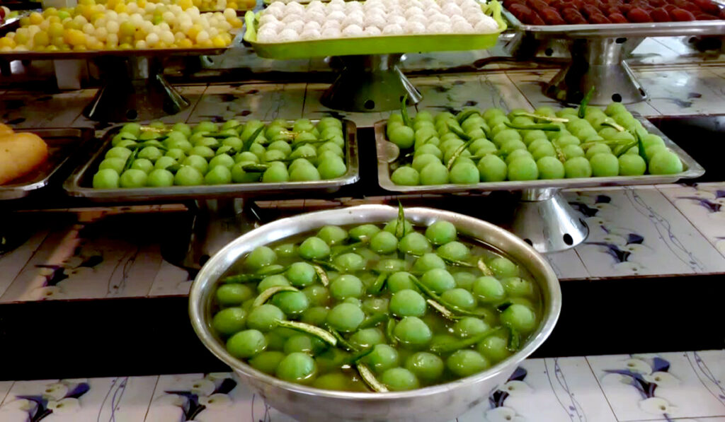 কাঁচা মরিচের রসগোল্লায় মন মজেছে মিষ্টি প্রেমিদের