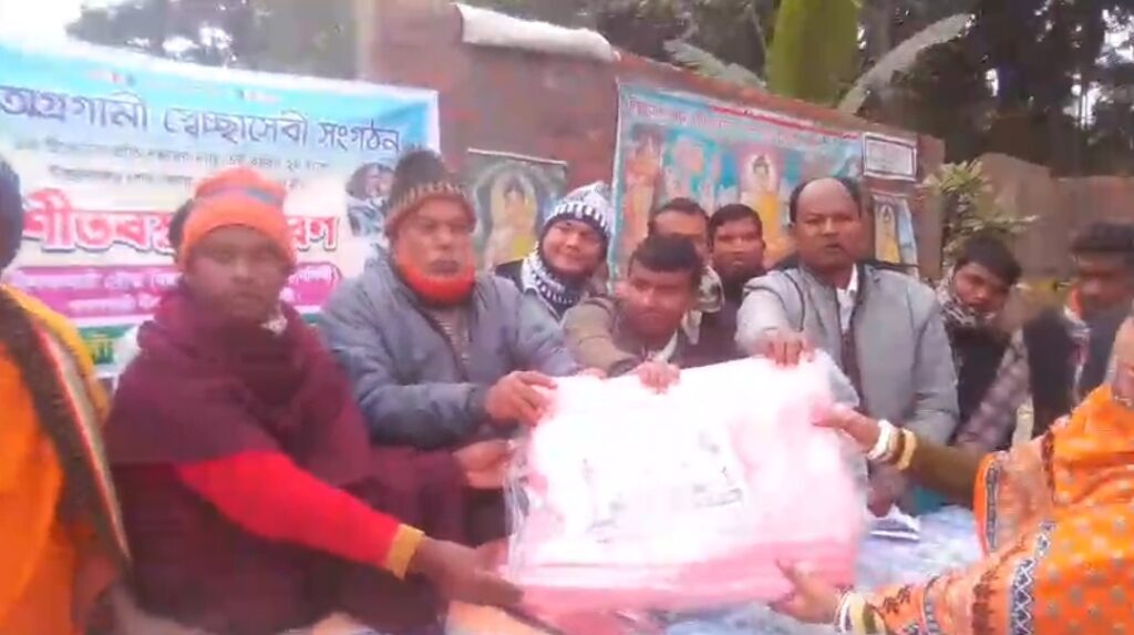 নীলফামারীতে বৌদ্ধ অগ্রগামী স্বেচ্ছাসেবী সংগঠনের উদ্যোগে শীতবস্ত্র বিতরণ