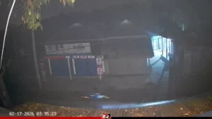 ভুরুঙ্গামারীর বলদিয়া ইউনিয়নের মিলনী বাজারে ‘রোবট সাদৃশ্য’ বস্তু ঘিরে আতঙ্ক।