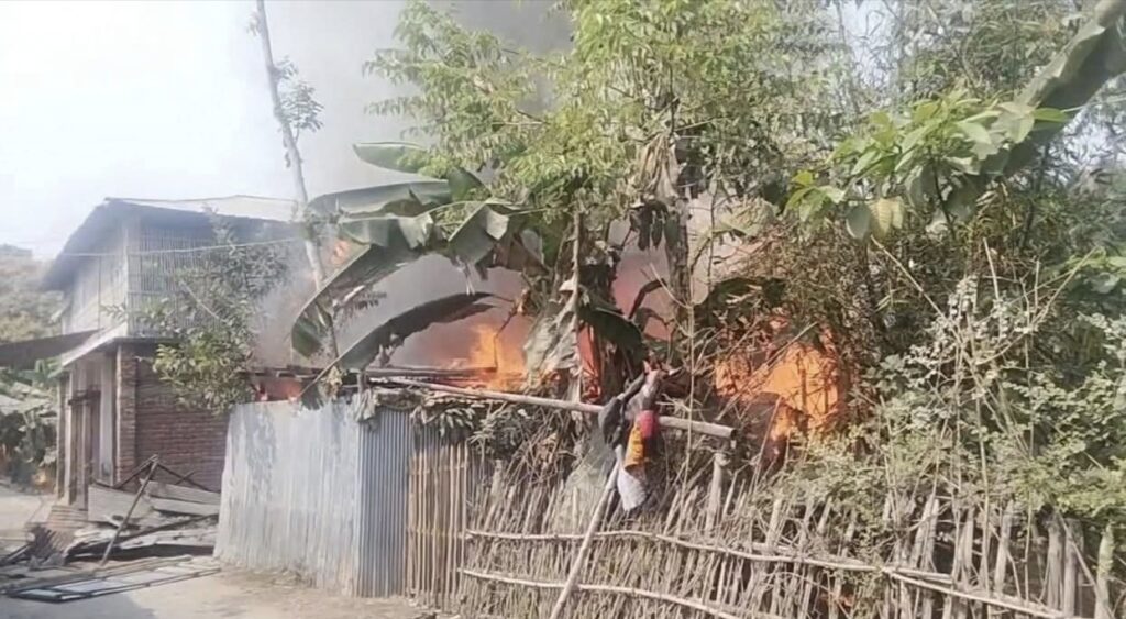 পাঁচবিবিতে বৈদ্যুতিক শর্ট সার্কিটে বাড়ী পুড়ে ছারখার