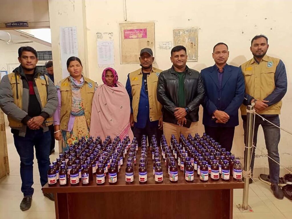 রংপুরে ডিবি পুলিশের অভিযানে ১৪৭ বোতল কোডিনযুক্ত মাদক উদ্ধার, নারী আটক