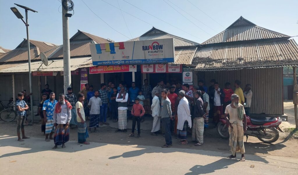 ভূরুঙ্গামারীর মিলনী বাজারে গভীর রোতে সিসিটিভি ক্যামেরায় রেকর্ড হলো রোবট সদৃশ্য বস্তু,