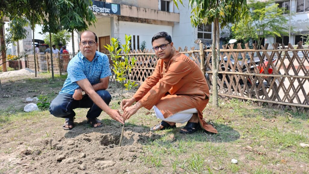 কচাকাটা থানা চত্বরে বৃক্ষরোপণ করলেন ভুরুঙ্গামারী এএসপি সার্কেল