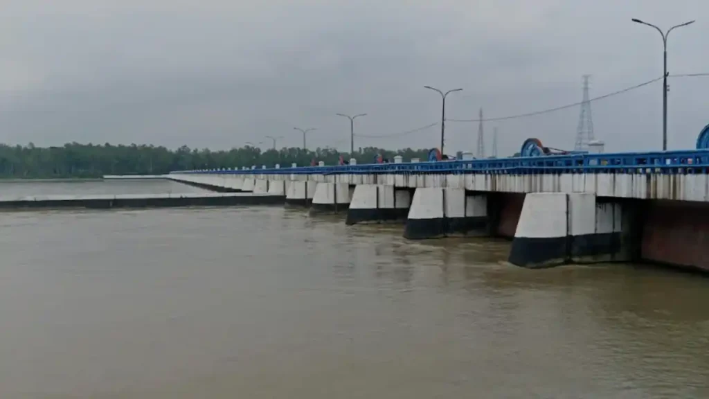 বিপদসীমার ওপরে তিস্তার পানি, পানি নিয়ন্ত্রণে তিস্তা ব্যারাজের ৪৪টি জলকপাট খুলে রাখা হয়েছে